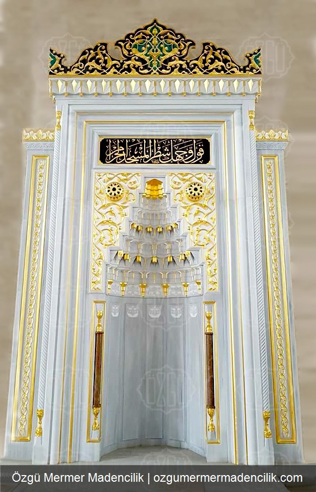 Ankara cami mihrap nişi - mermer kemer ve altın yaldız süsleme detayı