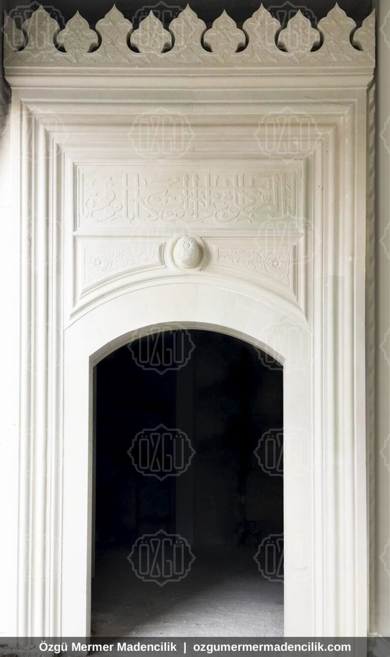 Sivri kemerli beyaz mermer cami iç yan kapısı