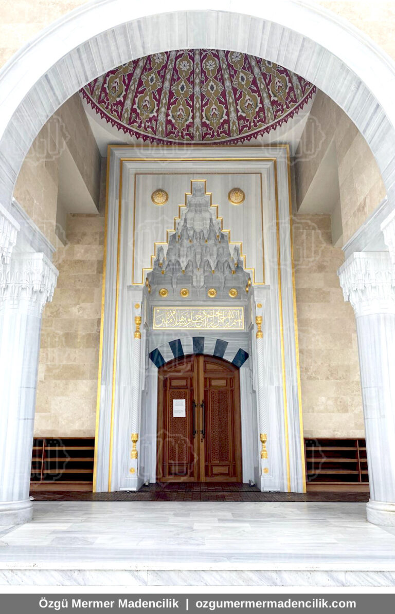 Mukarnaslı ve altın varaklı mermer cami taç kapısı