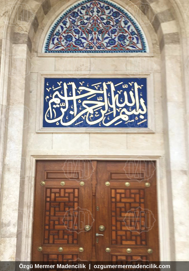 Çini hat kitabeli mermer söveli ahşap cami kapısı