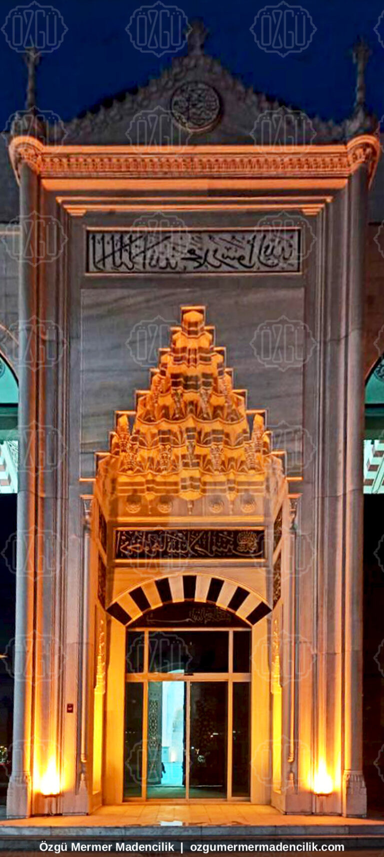 Gece aydınlatmasıyla altın varaklı mukarnaslı cami taç kapısı