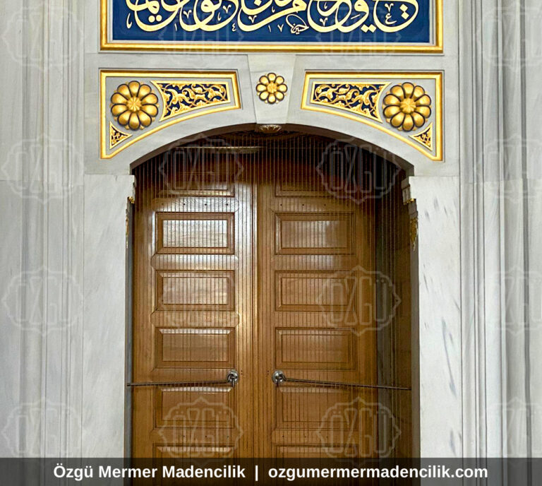 Altın varak hat kitabeli mermer çerçeveli ahşap cami kapısı