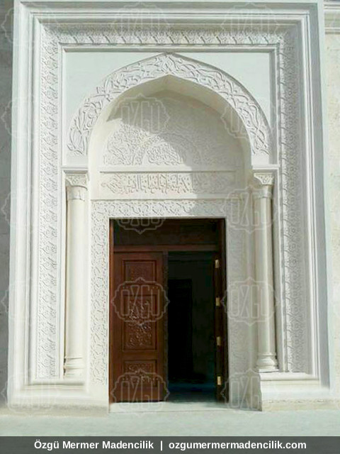 Oymalı beyaz mermer çerçeveli kemerli cami kapısı