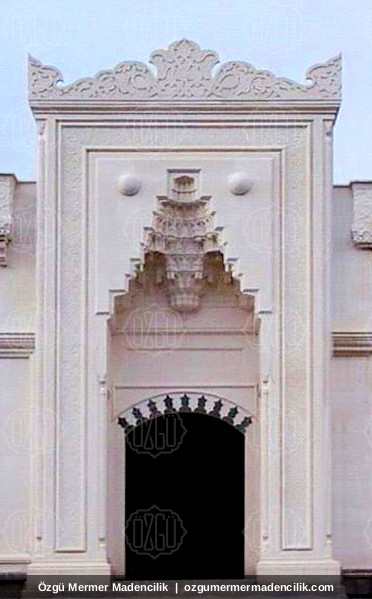 Mukarnaslı ve mazgallı beyaz mermer cami kapısı