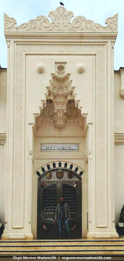 Mescid-i Aksa Camii beyaz mermer taç kapısı