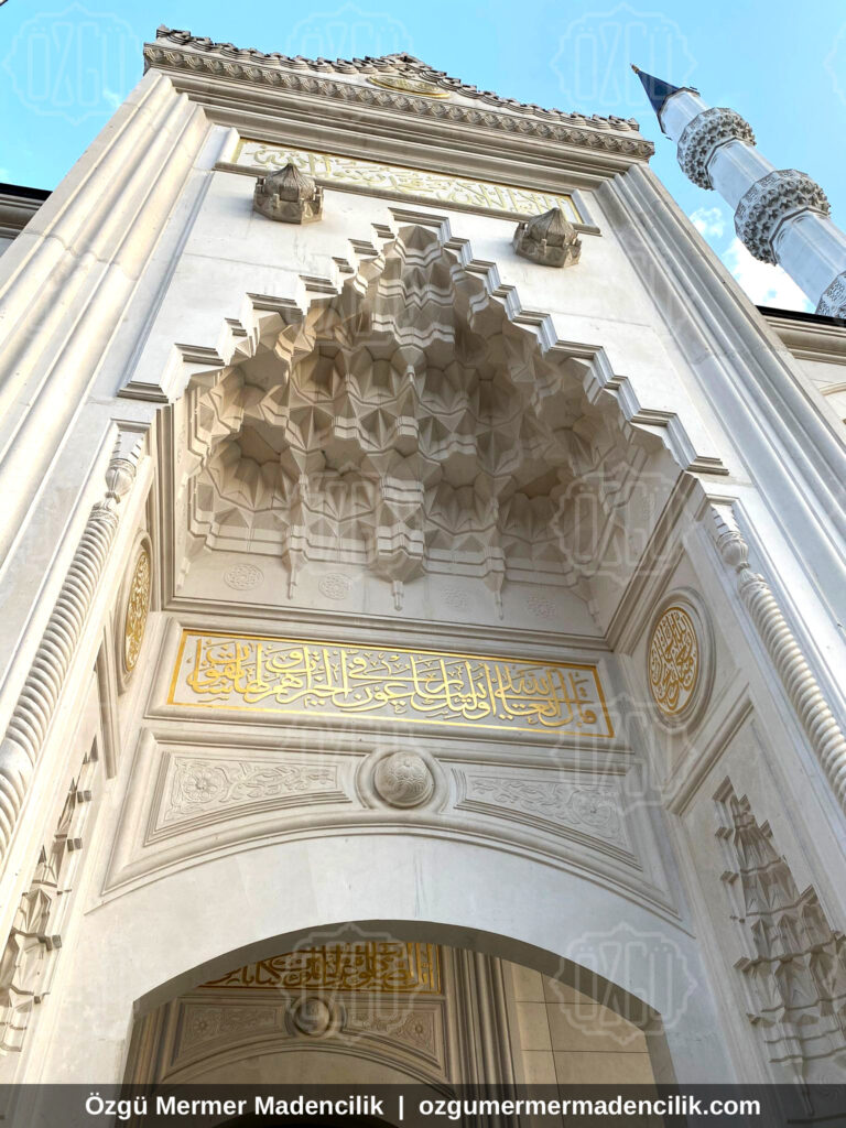 Beyaz mermer mukarnaslı cami taç kapısı