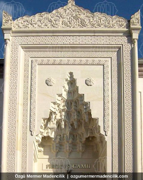 Firdevs Camii mukarnaslı mermer taç kapısı