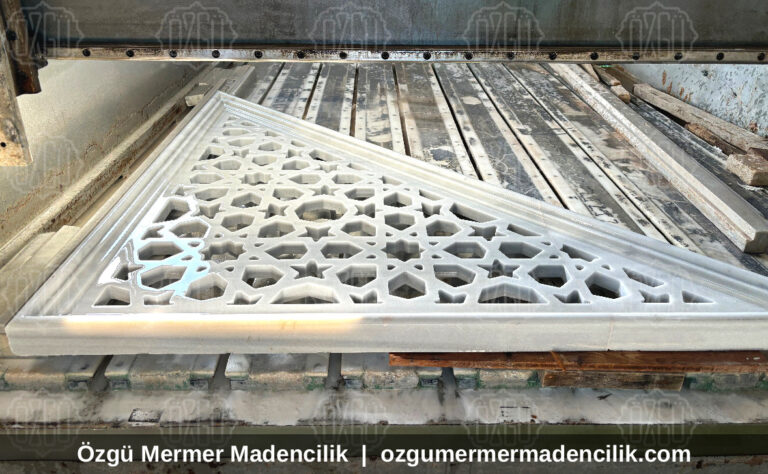 Geometrik kafes desenli delikli mermer göbek taşı