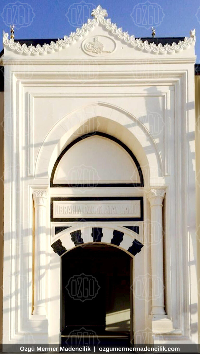 İbrahim Özcan Atay Camii sivri kemerli mermer kapı cephesi