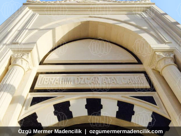 İbrahim Özcan Atay Camii ablak kemerli mermer kapı detayı