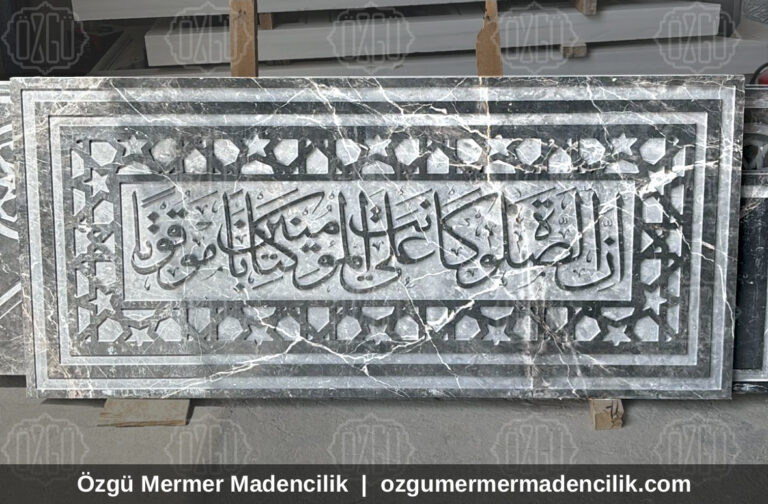 Hat yazılı koyu mermer kitabe işlemesi