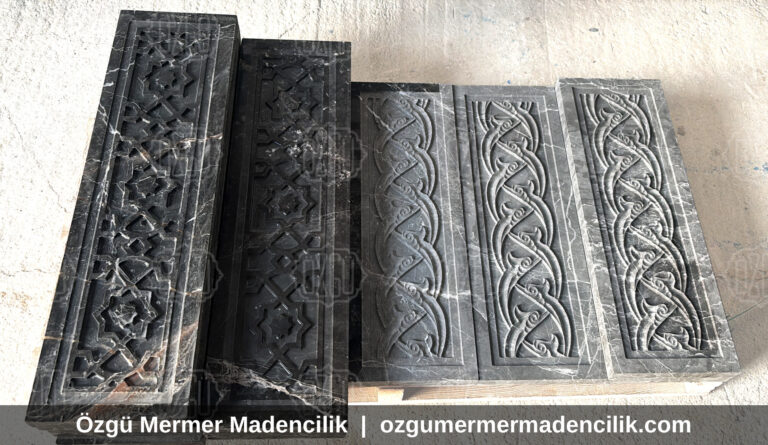 Koyu mermer oymalı bordür parçaları