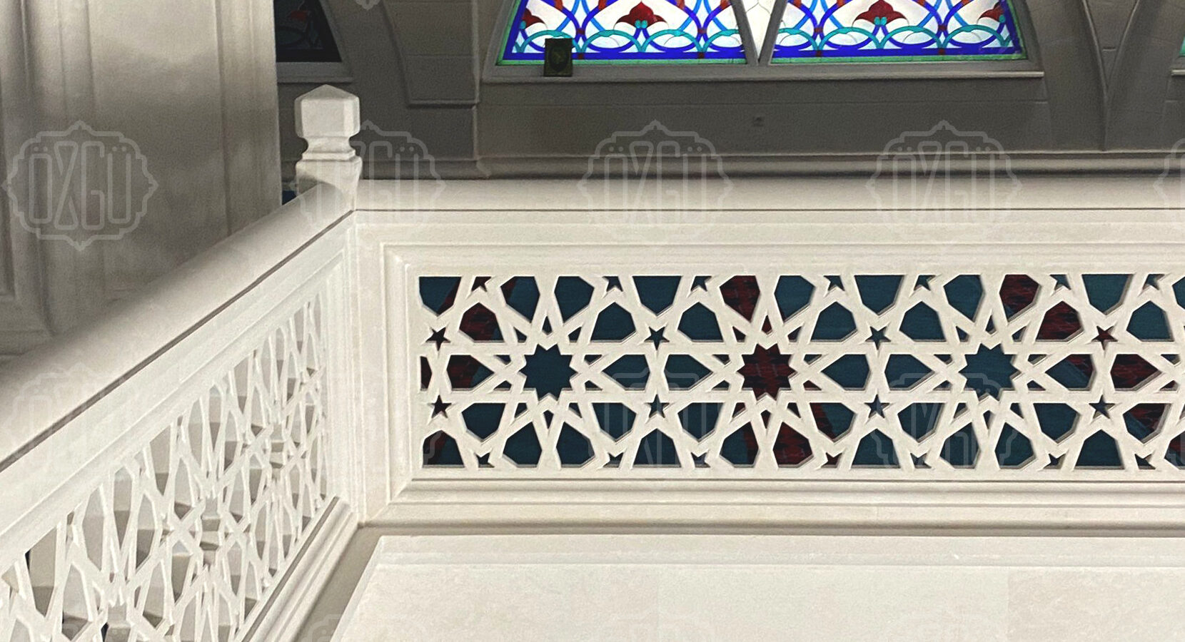Cami mahfilinde geometrik desenli mermer korkuluk