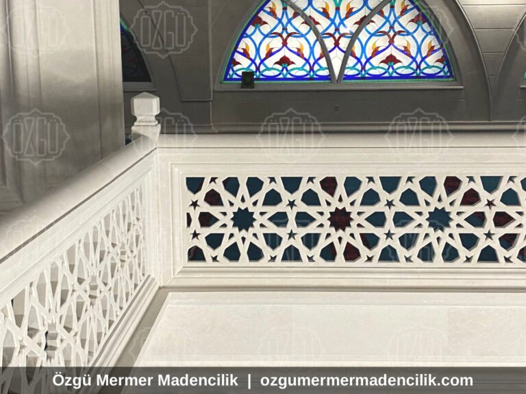 Cami mahfilinde geometrik desenli mermer korkuluk