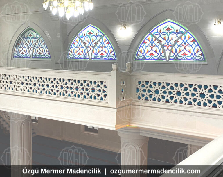 Vitray pencereler altında mermer mahfil korkuluğu