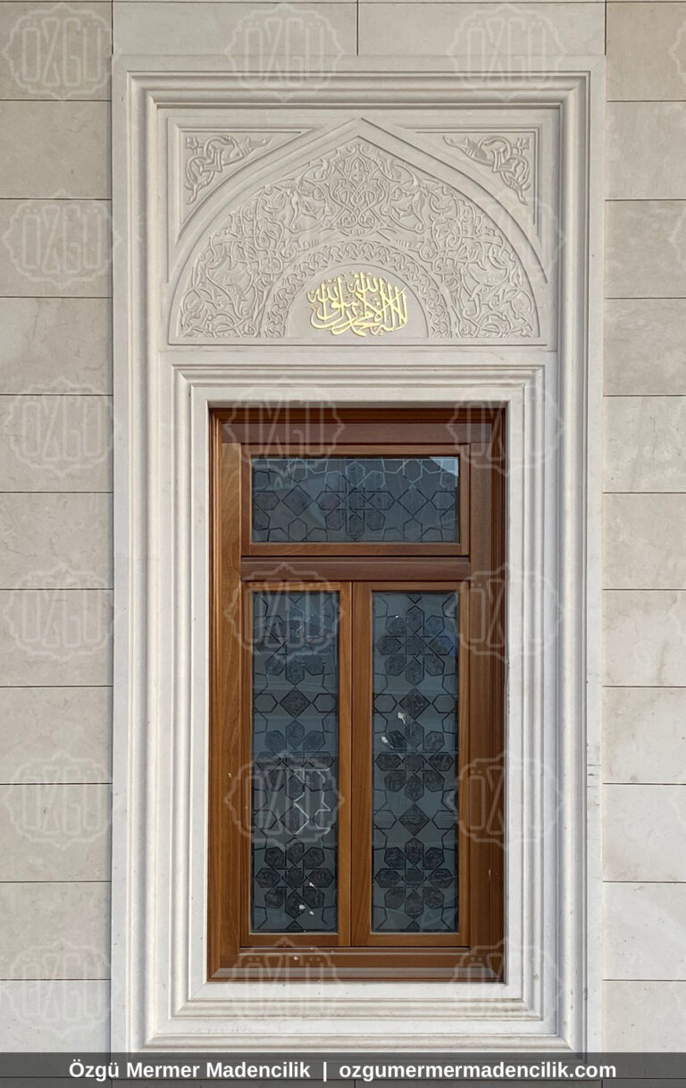 Rumi alınlıklı mermer söveli cami penceresi