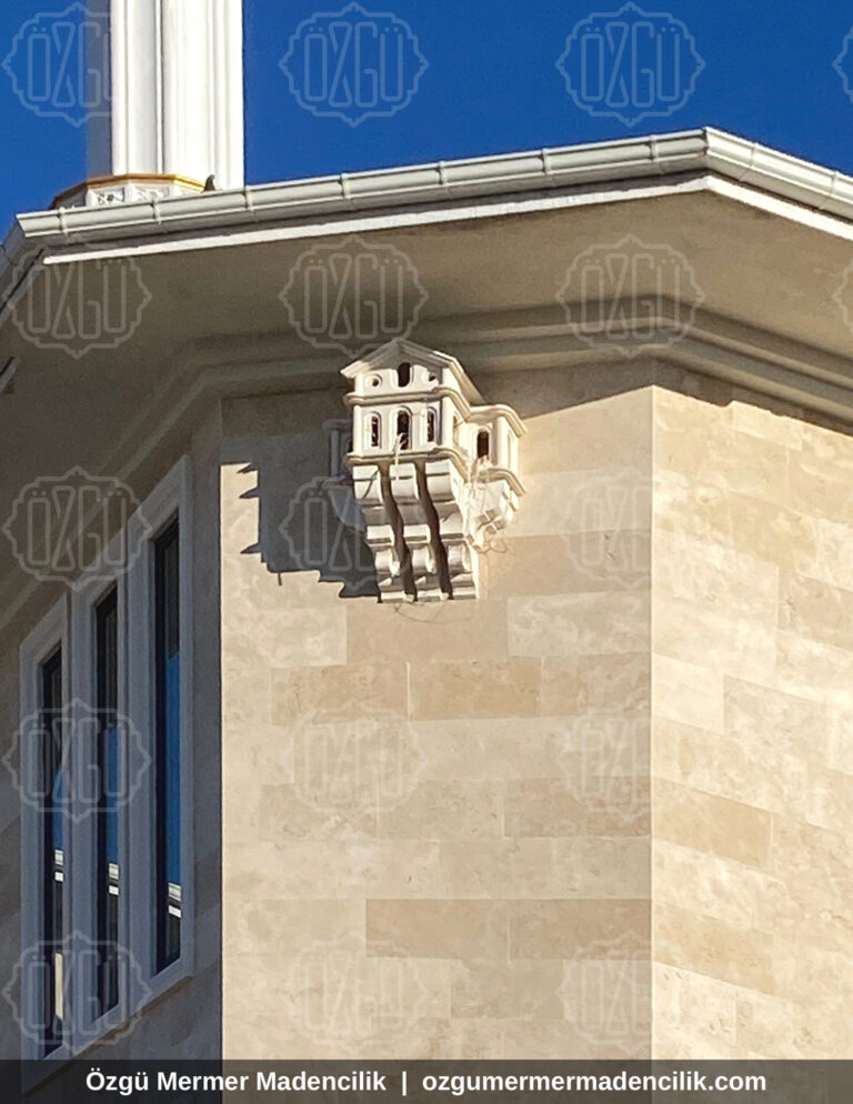 Traverten kaplamalı cami cephesi ve mermer konsol