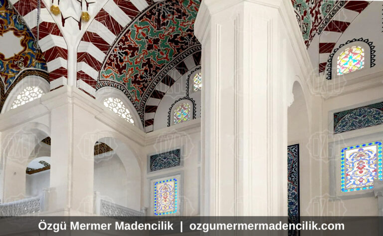 Cami iç mekânında beyaz mermer ayak ve kemer kaplaması