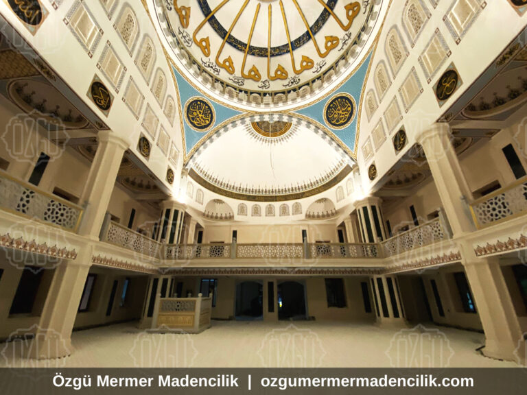 Kubbeli cami iç mekânında mermer kaplama ve mahfiller